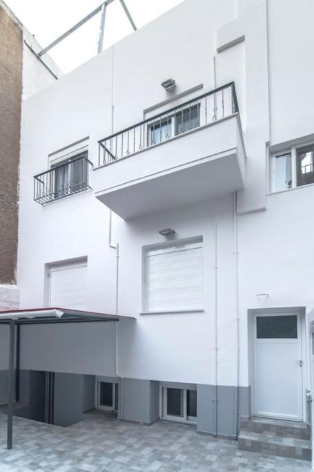 Downtown Rare And Modern Two Storey Building Athene Buitenkant foto